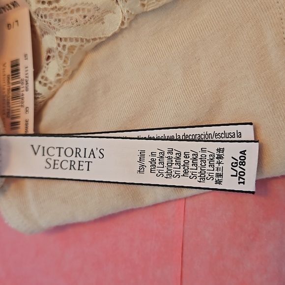 Victoria Secret, 2 pairs of panties & gift bag - Picture 9 of 10